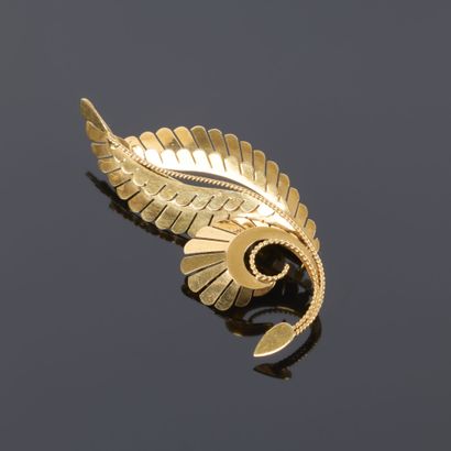 Gold leaf brooch. 1950s–1960s. 5.7 cm. 5.83...