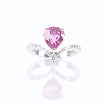 Bague en or gris sertie d'une tourmaline...