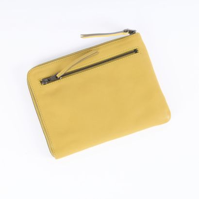 LONGCHAMP 
Clutch jaune modèle 3D encuir...