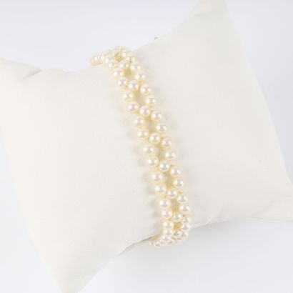 Cultured pearl bracelet strung in a crisscross...