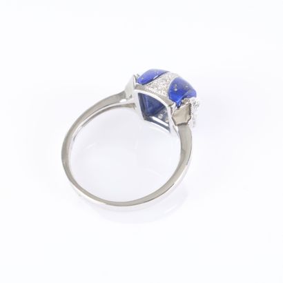 Platinum ring featuring two lapis lazuli...