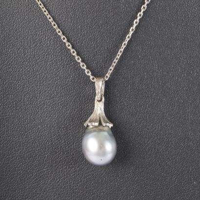White gold pendant set with a large gray...
