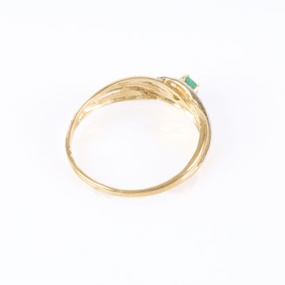 Bague en or de deux tons sertie d'une petite...