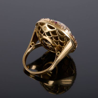 Important round-shaped ring in yellow gold...