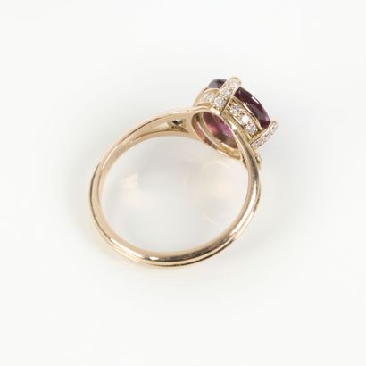 Pink gold ring (750‰) set with an oval-cut...