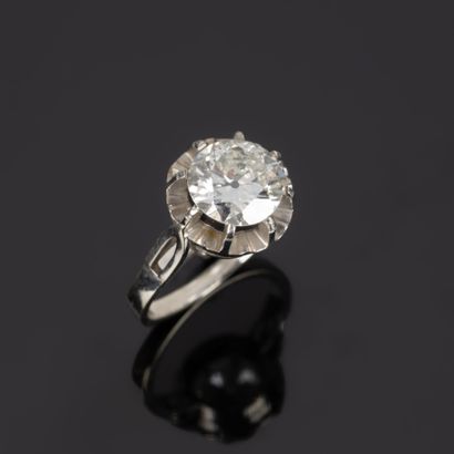 Solitaire ring in white gold and platinum...