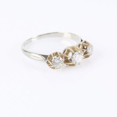 White gold ring set with three diamonds:...