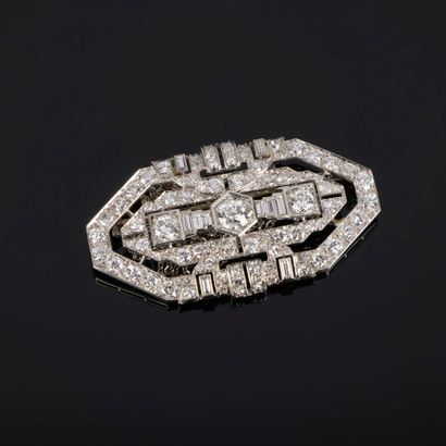 Octagonal Art Deco brooch set with diamonds.
Approx....