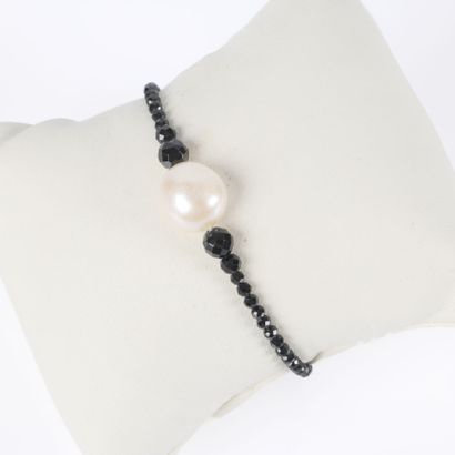 Elastic bracelet adorned with black spinels...