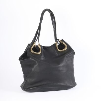 PRADA
Sac en cuir en noir et détails en métal
poches...