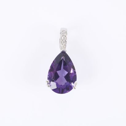 Pendentif en or blanc, sertie d'une améthyste...