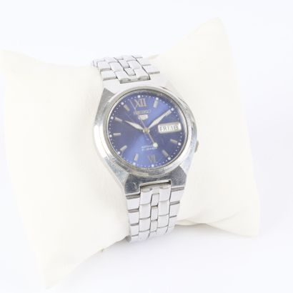 SEIKO. Stainless steel wristwatch. Blue dial...