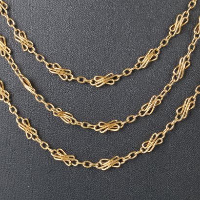 Three-row gold necklace with interlaced links....