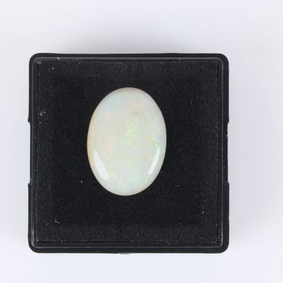 Opale taille ovale cabochon pesant 4,22 ...