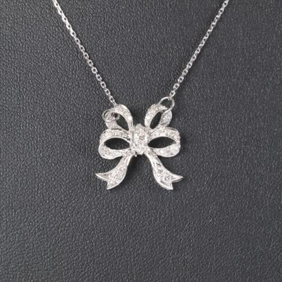 White gold necklace featuring a pendant in...