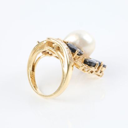 Important gold ring set with a baroque cultured...