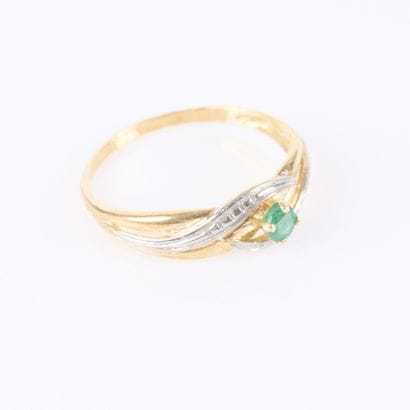 Bague en or de deux tons sertie d'une petite...