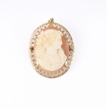 Openwork gold pendant brooch set with a shell...