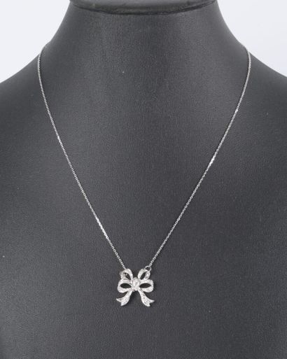 White gold necklace featuring a pendant in...