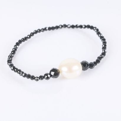 Elastic bracelet adorned with black spinels...