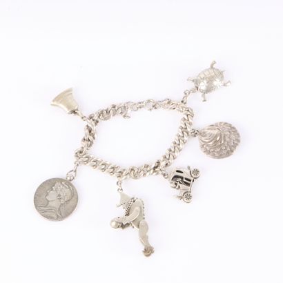 Gourmette en argent retenant 6 breloques...