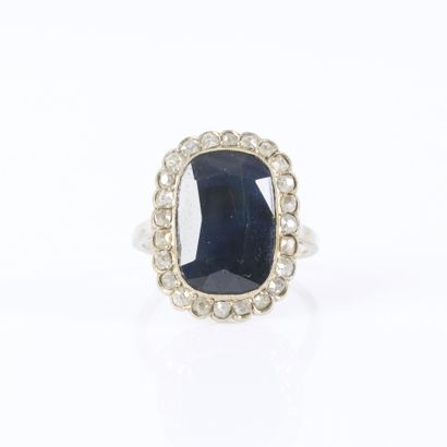 . White gold ring set with a cushion-cut...