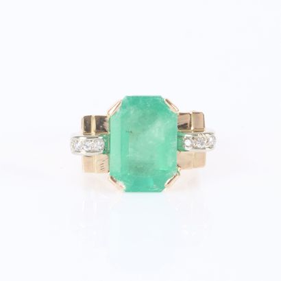 Two-tone gold tank ring set with a Colombian...
