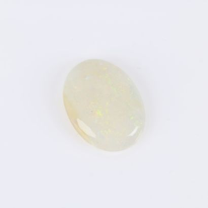 Opale taille ovale cabochon pesant 4,22 ...