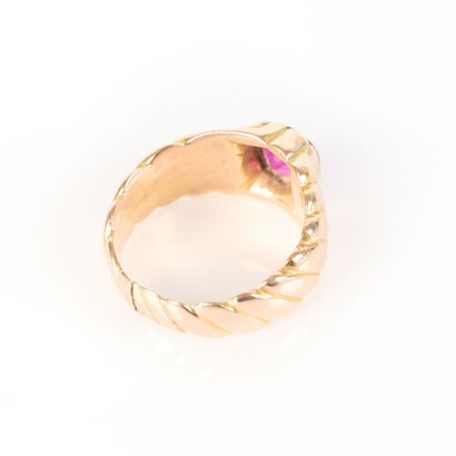 Gold (750‰) ring with twisted decoration...