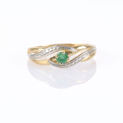Bague en or de deux tons sertie d'une petite...