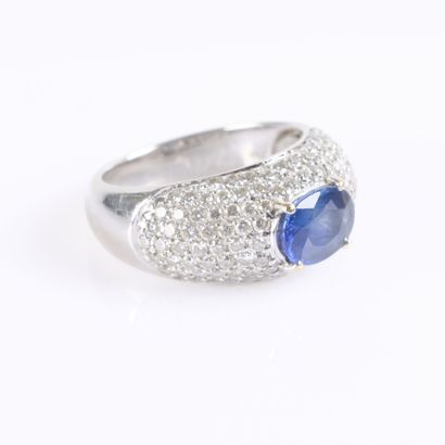 White gold ring set with an oval Ceylon sapphire...