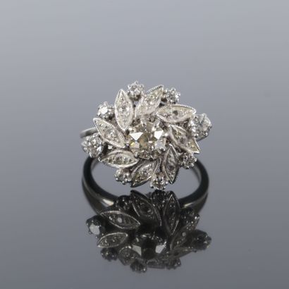 A striking daisy-shaped ring in white gold...