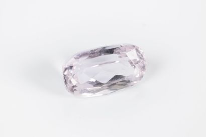 Kunzite ovale sur papier avec son certificat...