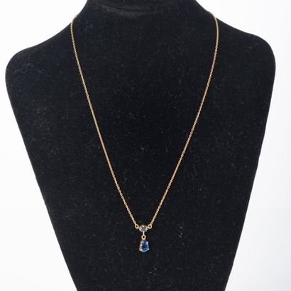 Pendentif et sa chaine ornée de deux pierres...