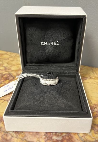 CHANEL,
bague modèle Ultra articulée en r...