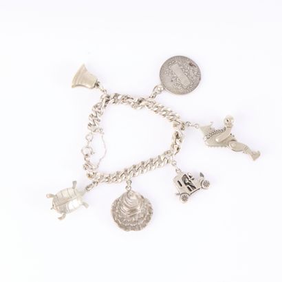 Gourmette en argent retenant 6 breloques...