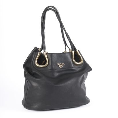 PRADA
Sac en cuir en noir et détails en métal
poches...