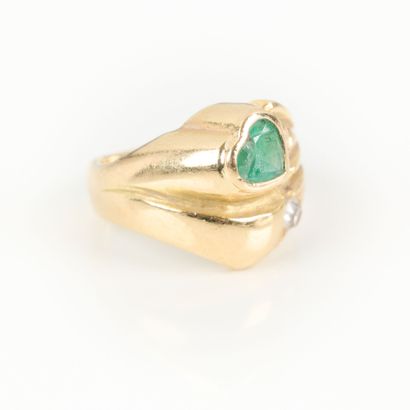 Bague croisée en or sertie d'une émeraude...
