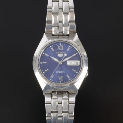 SEIKO. Stainless steel wristwatch. Blue dial...