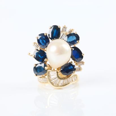 Important gold ring set with a baroque cultured...