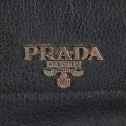 PRADA
Sac en cuir en noir et détails en métal
poches...