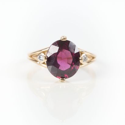 Pink gold ring (750‰) set with an oval-cut...
