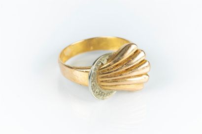 Two-tone gold ring, a gadrooned motif closed...