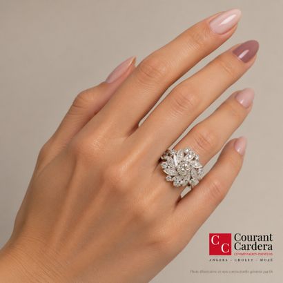 A striking daisy-shaped ring in white gold...