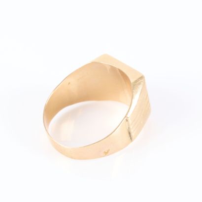Gold signet ring, unengraved. TDD 67. 7.70...