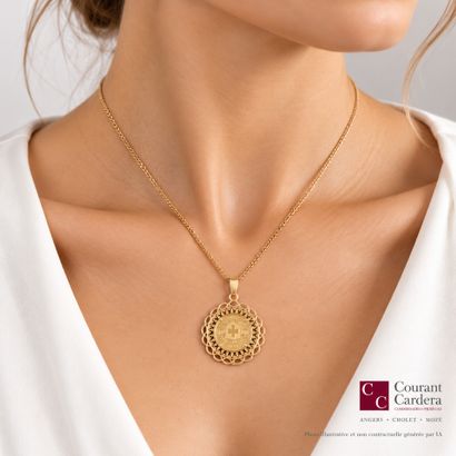 Pendentif en or ajouré sertie d'une monnaie...