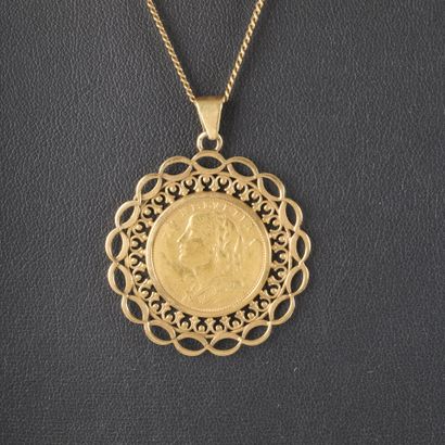 Pendentif en or ajouré sertie d'une monnaie...