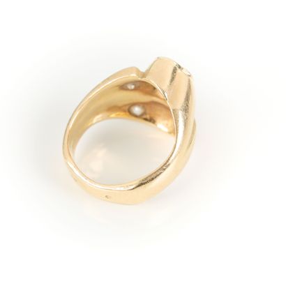 Bague croisée en or sertie d'une émeraude...
