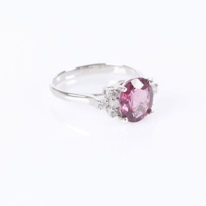 White gold ring set with an oval-cut spinel...