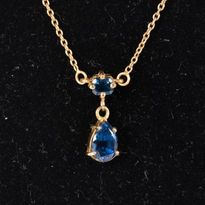 Pendentif et sa chaine ornée de deux pierres...